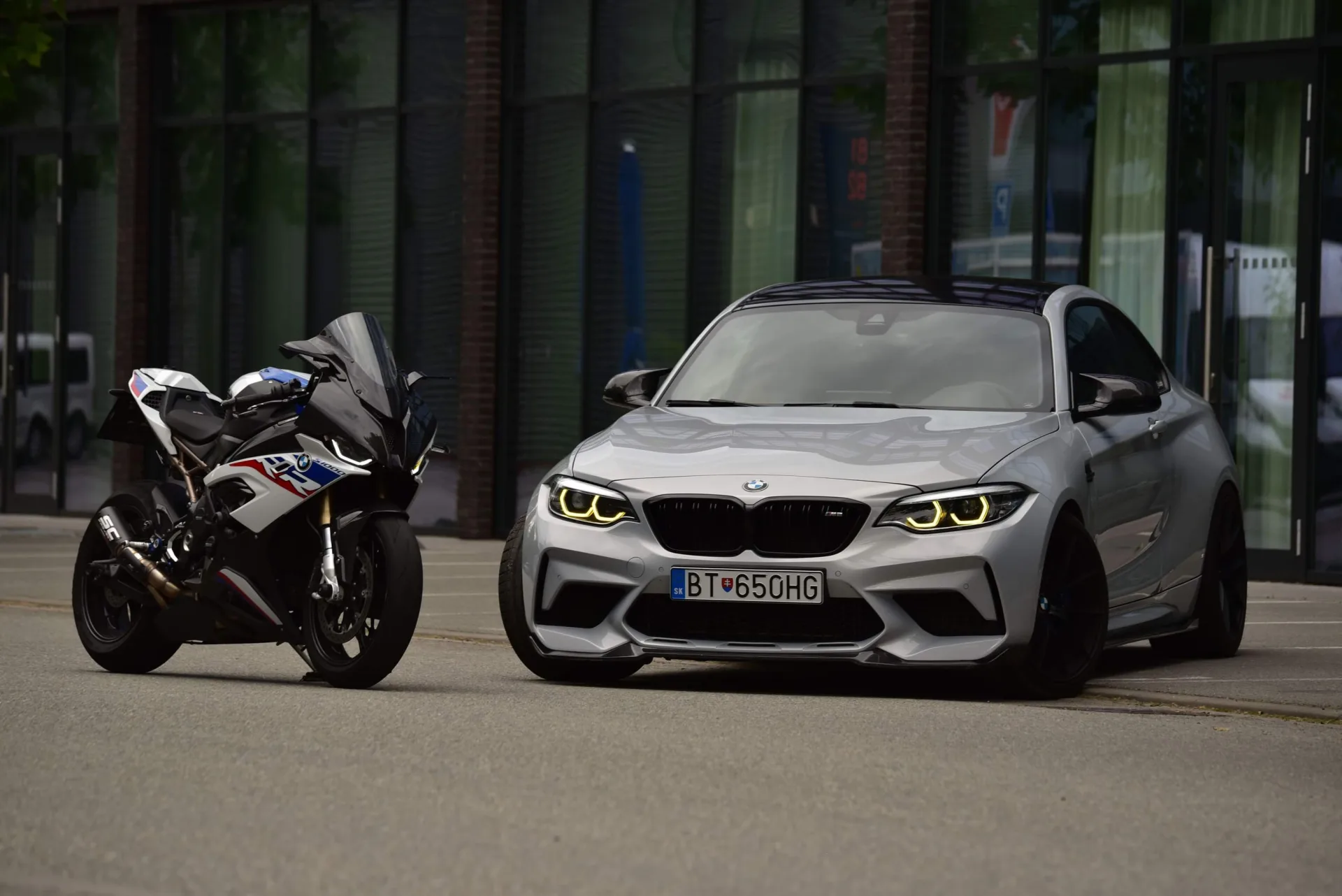 Motorka v náklonu na české horské cestě - RideSnap fotí každou zatáčku